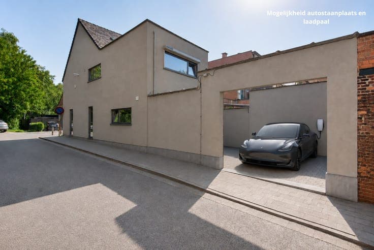 Ready-to-move-in semi-detached house in a prime location in