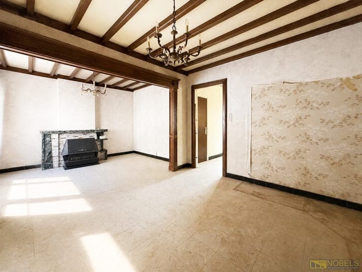 Te koop, volledig te renoveren woning met garage en tuin ...