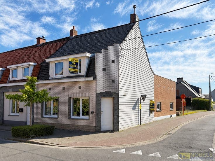 Te koop, volledig te renoveren woning met garage en tuin ...