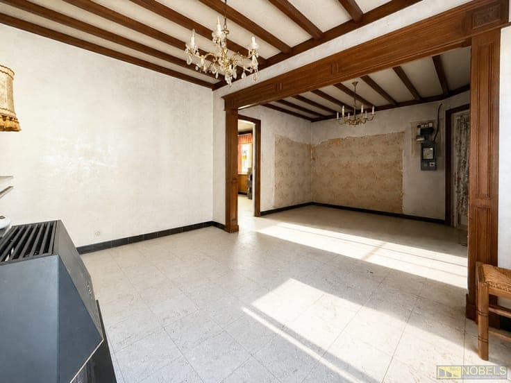 Te koop, volledig te renoveren woning met garage en tuin ...
