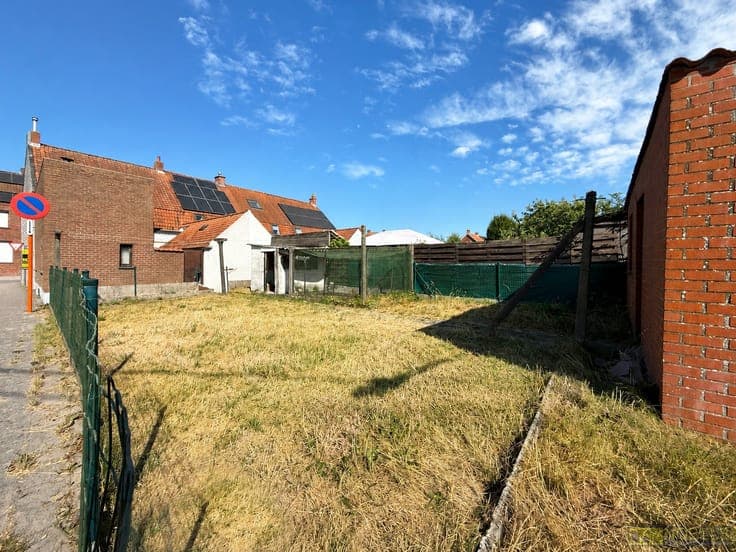 Te koop, volledig te renoveren woning met garage en tuin ...