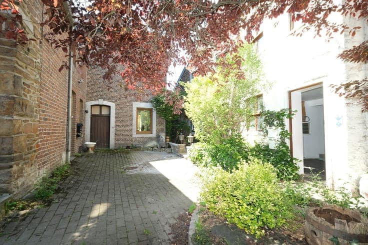 WANDRE district - Large house + liberal teacher section