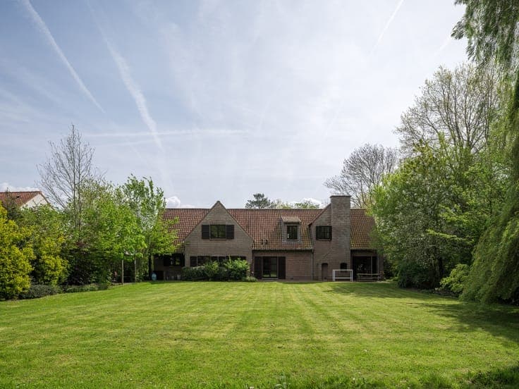 Bijzonder ruime en vrijstaande villa gelegen op een gunst...