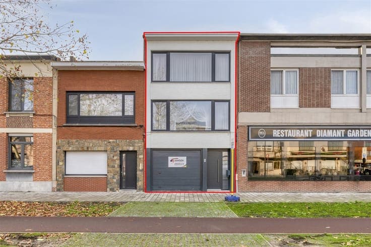 Call Floor house with 3 bedrooms, garage and city coo