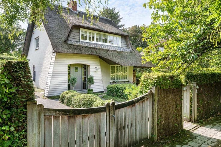 Characterful home with outbuilding in De Sterre!