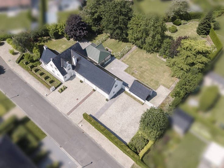 Exclusive villa on a spacious plot near the Sterrebos