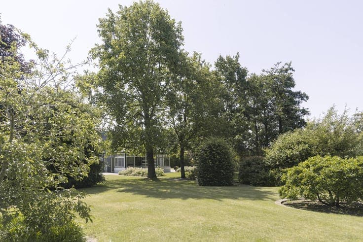 Exclusive villa on a spacious plot near the Sterrebos