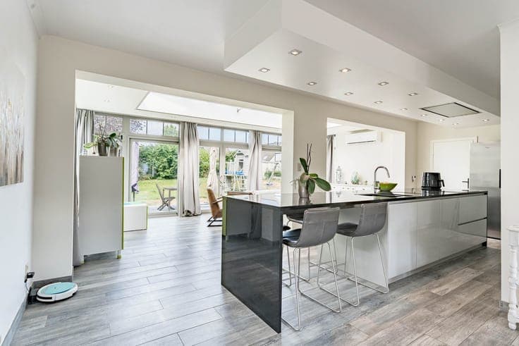 Gerenoveerde woning met 3 slaapkamers, een garage en een ...