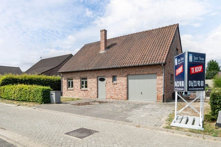 Gerenoveerde woning met 3 slaapkamers, een garage en een ...