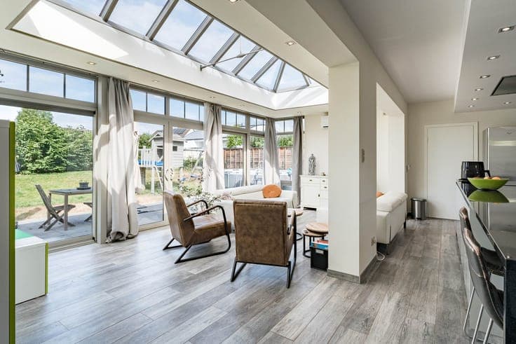 Gerenoveerde woning met 3 slaapkamers, een garage en een ...