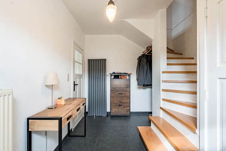 Gerenoveerde woning met 3 slaapkamers, een garage en een ...
