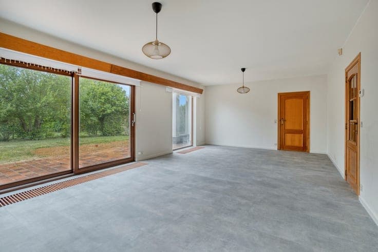 Spacious 6-room family home on a dead-end street.
