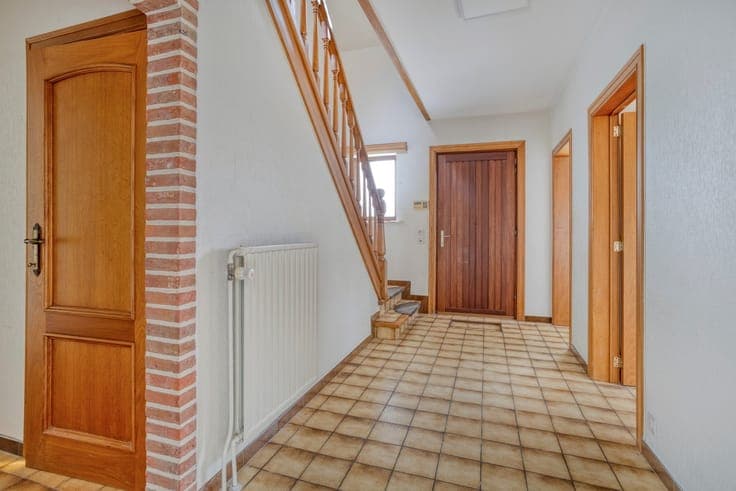 Spacious 6-room family home on a dead-end street.