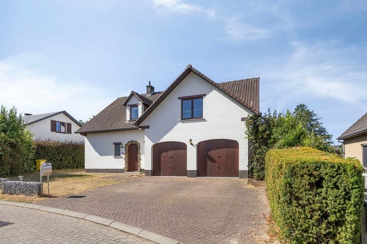 Spacious 6-room family home on a dead-end street.