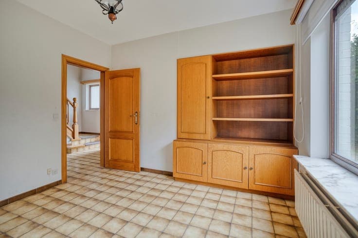 Spacious 6-room family home on a dead-end street.