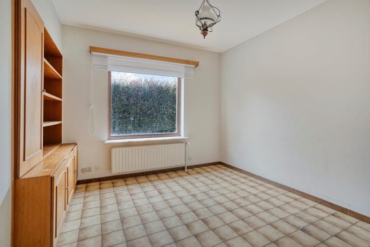 Spacious 6-room family home on a dead-end street.