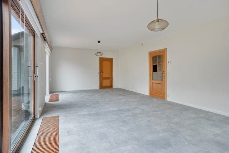 Spacious 6-room family home on a dead-end street.