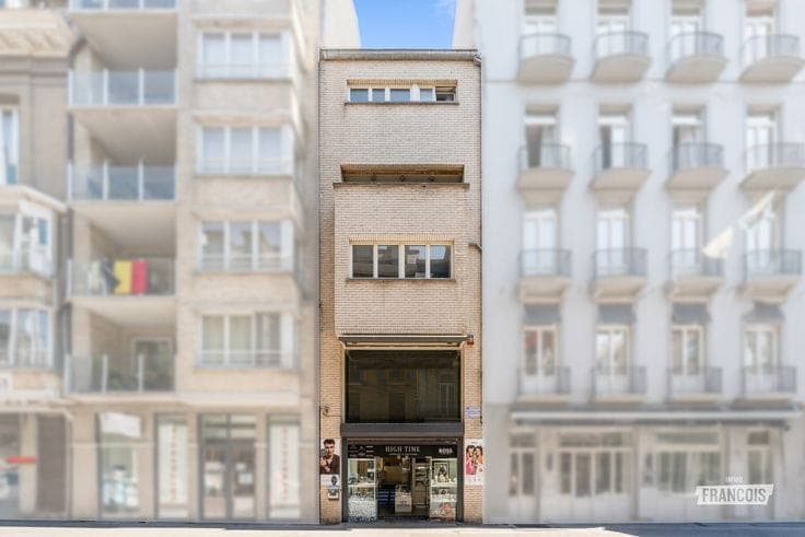 Investment property with commercial space and residence in …