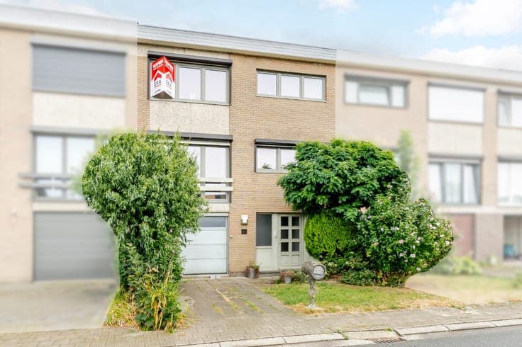Move-in-ready 3-bedroom bel-étage with green views in Lede