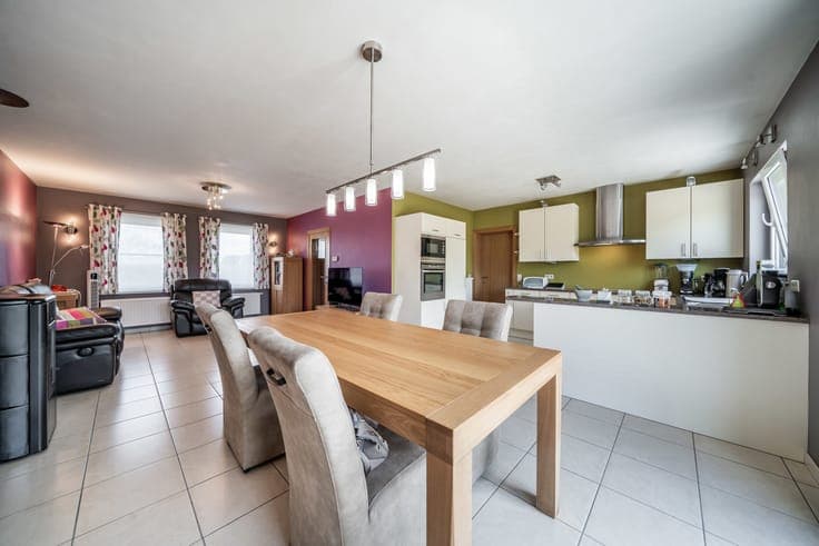 3-front house, 3 bedrooms, garage & garden