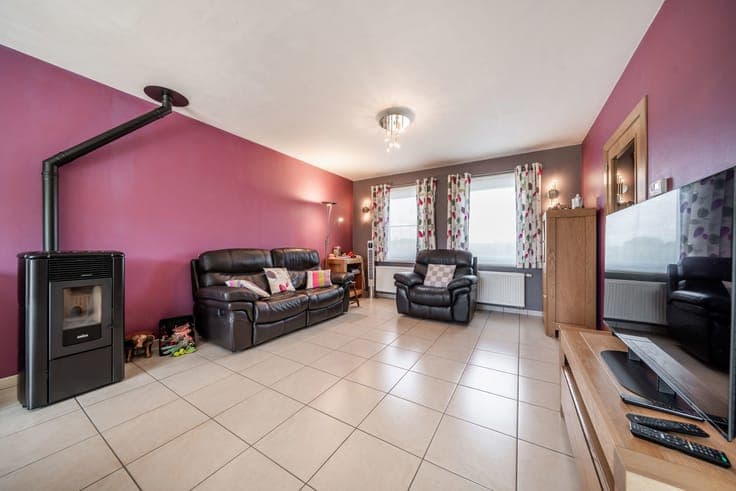 3-front house, 3 bedrooms, garage & garden