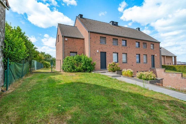 3-front house, 3 bedrooms, garage & garden