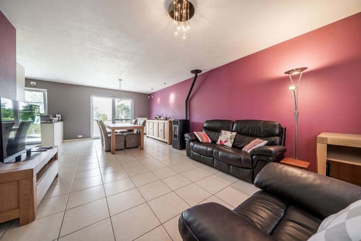 3-front house, 3 bedrooms, garage & garden