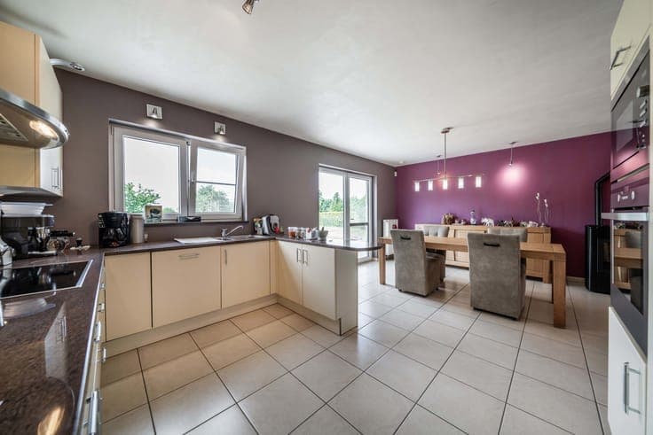 3-front house, 3 bedrooms, garage & garden