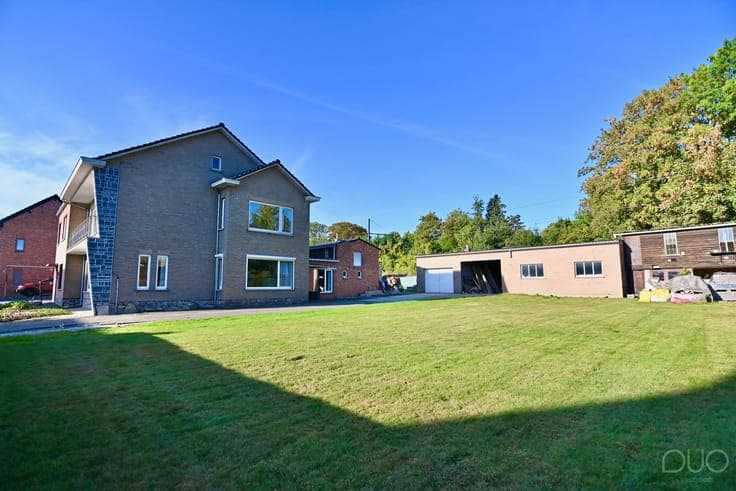 Charmante halfopen woning met loods en bouwmogelijkheden ...