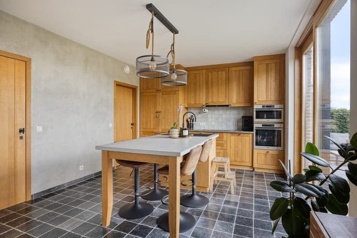 RESIDENTIEEL GELEGEN VILLA MET 4 SLPKS, 2 BADKS EN ZONNIG...