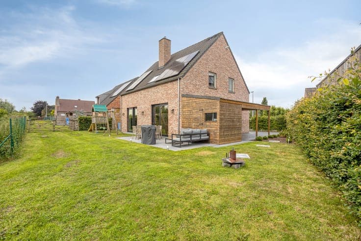 RESIDENTIEEL GELEGEN VILLA MET 4 SLPKS, 2 BADKS EN ZONNIG...
