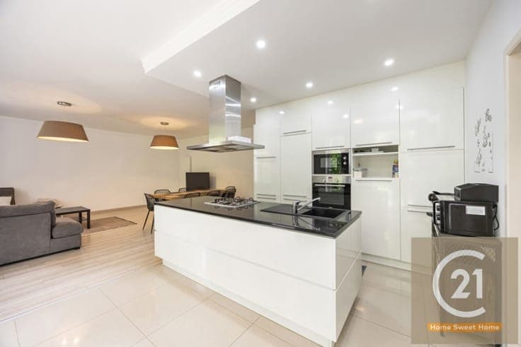 Prestigious Area: 5-Bedroom Home with High Investment Return