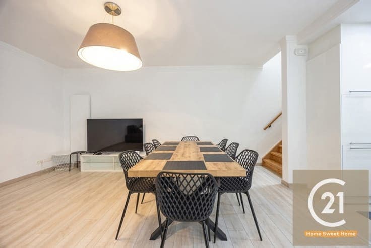 Prestigious Area: 5-Bedroom Home with High Investment Return