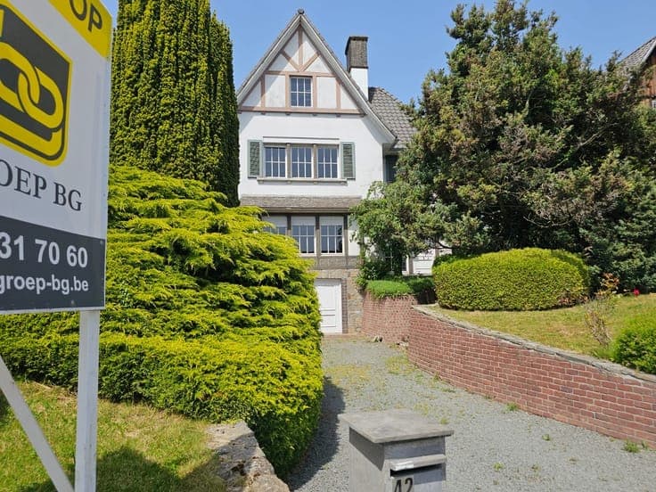 Charmante, te renoveren villa op gunstige locatie
