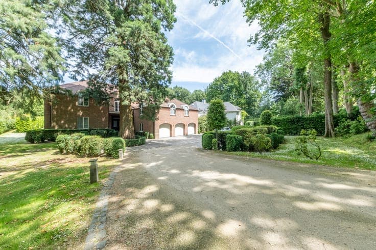 Prestigious and spacious villa with indoor pool