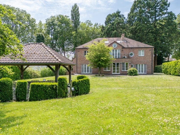 Prestigious and spacious villa with indoor pool