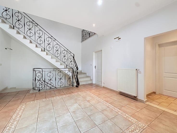 Prestigious and spacious villa with indoor pool