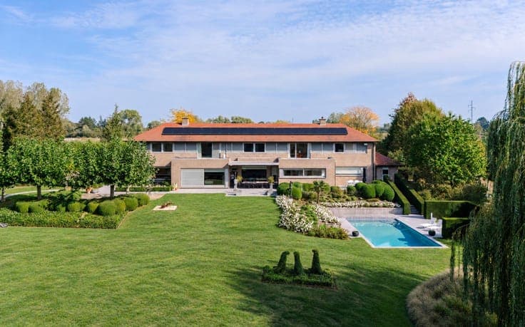 Architecturale villa met zwembad op uitzonderlijk privédomei
