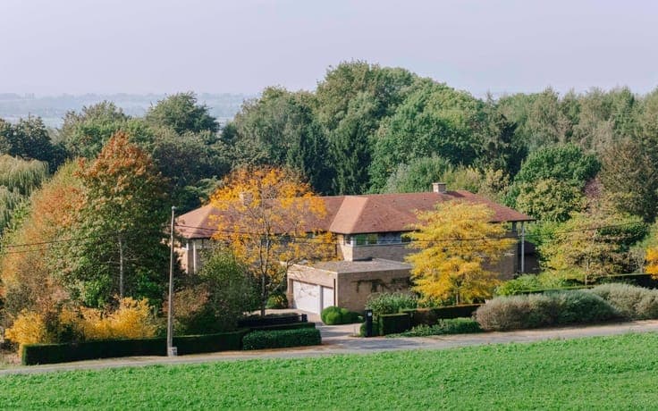 Architecturale villa met zwembad op uitzonderlijk privédomei