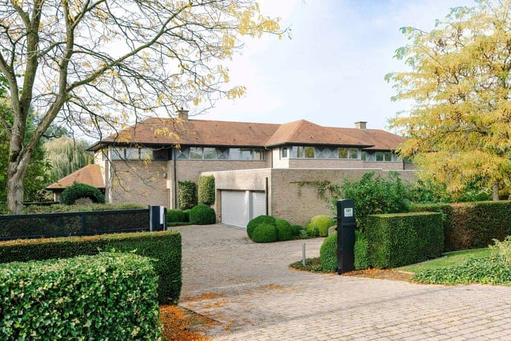 Architecturale villa met zwembad op uitzonderlijk privédomei
