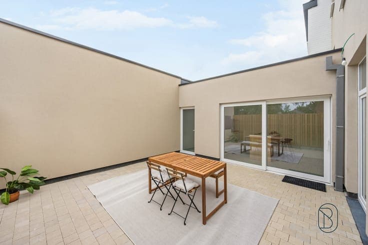 Kwalitatief gerenoveerde woning met 3 slk en leuk terras!