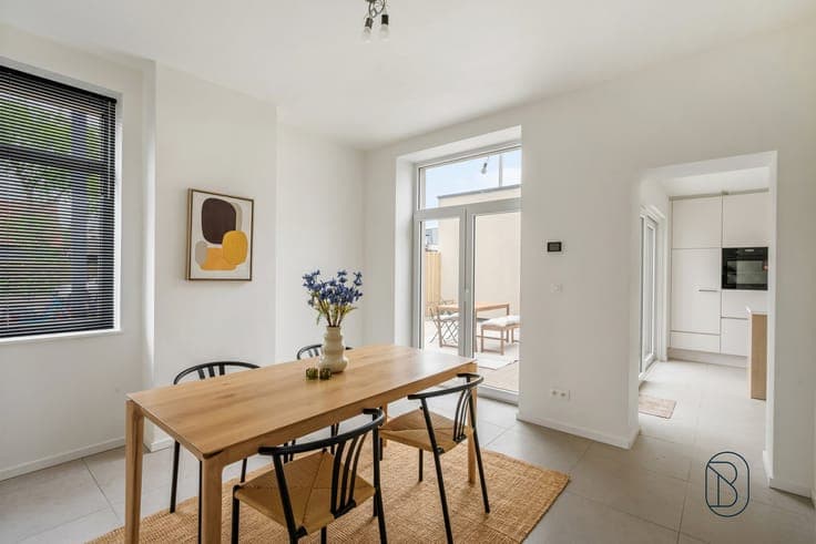 Kwalitatief gerenoveerde woning met 3 slk en leuk terras!