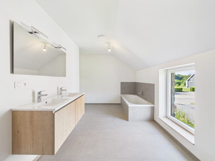 New 4-bedroom villa with garden and garage in Libin