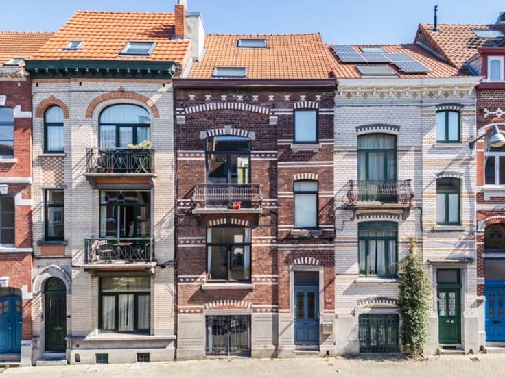 Character house with independent studio