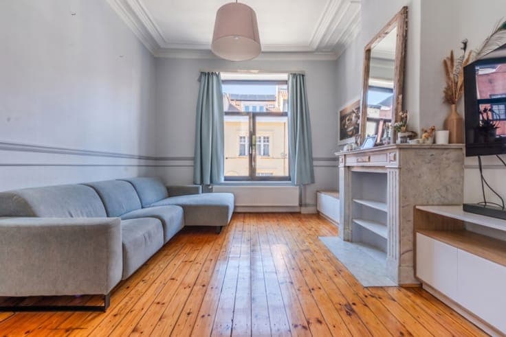 Character house with independent studio