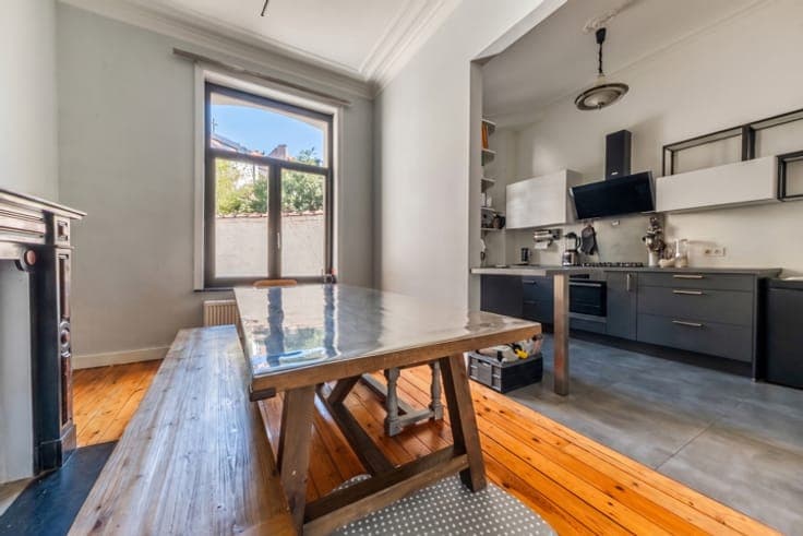 Character house with independent studio