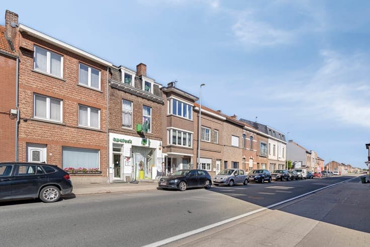 Unique retail property with residence in prime location!