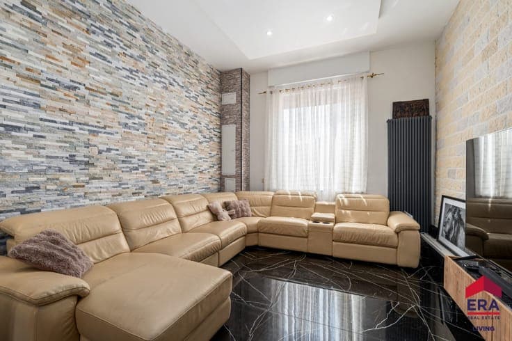 Energy-efficient 4-bedroom home with a garden near downtown