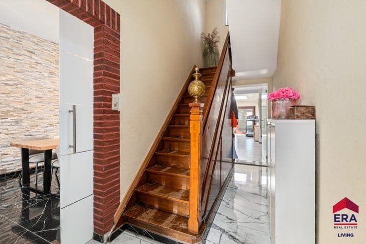 Energy-efficient 4-bedroom home with a garden near downtown