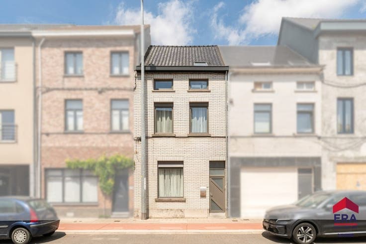 Energy-efficient 4-bedroom home with a garden near downtown